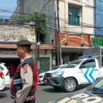 Personel QR Unit Samapta Polsek Andir Lakukan Pengaturan dan Pemantauan Arus Lalulintas di Beberapa Titik Rawan Macet Siang Hari