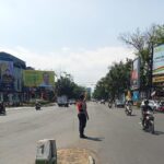 Demi kenyamanan berkendara Unit Samapta Polsek Lengkong laksanakan pelayanan masyarakat dan pengaturan arus lalu lintas.