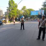 Unit Lalu Lintas Polsek Sukajadi Gelar Gatur Lantas Sore, Bantu Masyarkat Menyebrang Jalan