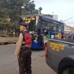 Pengaturan dan Pemantauan Arus Lalulintas di Beberapa Titik Rawan Macet Siang Hari Oleh Personel QR Unit Samapta Polsek Andir Lakukan