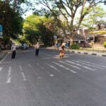 Rutinitas Gatur Lalin Sore, Polsek Sukajadi Bantu Menyeberangkan Masyarakat