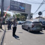 Anggota QR Samapta  Polsek Babakan Ciparay antisipsi kemacetan pada siang hari