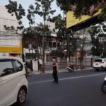 Demi kenyamanan berkendara Unit Samapta Polsek Lengkong laksanakan pelayanan masyarakat dan pengaturan arus lalu lintas.