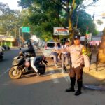 Bhabinkamtibmas Polsek Lengkong berikan Pelayanan Masyarakat Zona Sekolah Wilkum Polsek Lengkong