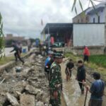 Babinsa, Tani, dan Warga Kompak Bersih-Bersih Irigasi di Taccimpo