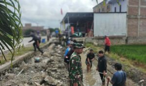 Babinsa, Tani, dan Warga Kompak Bersih-Bersih Irigasi di Taccimpo