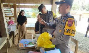 IPDA Jufri Blusukan ke Sekolah Pelosok, Sosialisasi Anak-anak Hebat!