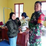 Babinsa Talawe Turun Lapangan, Bagikan Beras Buat Warga