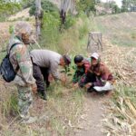 Babinsa Koptu Herman Ajak Warga Hijaukan Desa Teppo