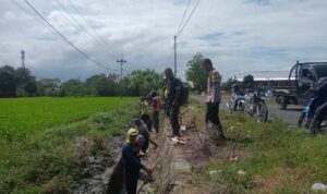 Babinsa Dorong Gotong Royong Petani, Irigasi Lancar!