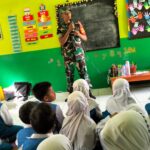 Peduli Anak Di Usia Dini, Serka Uun Susilo Kenalkan Profesi TNI Di TK Desa Ngrejo