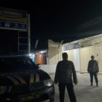 Anggota Polsek Tirtajaya Ciptakan Keamanan di Minimarket pada malam hari dengan meningkatkan Giat Patroli Prekat