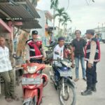 Patroli Sore Hari Polsek Cilamaya Ingatkan Warga di Pertigaan Kecepet Waspada Perdagangan Orang
