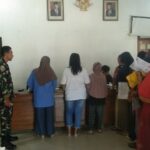 Bhabinkamtibmas Berserta Babinsa Monitoring Penyaluran Bantuan Pangan Non-Tunai di Desa Cipanas.