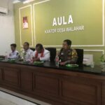 Hadiri Rapat Minggon Desa, Bhabinkamtibmas Polsek Klari Sampaikan Himbauan Kamtibmas