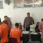 Bhabinkamtibmas dan Puskesos Tinjau Bantuan Pangan di Kelurahan Karawang Kulon