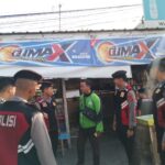 Anggota Sat Samapta Polres Karawang Polda Jabar sambangi Tukang Ojek Pangkalan pada Siang hari melalui Patroli Perintis