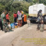 Sinergitas TNI-POLRI Bagikan Air Bersih Kepada Warga Masyarakat Desa Cikahuripan