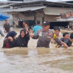 Polsek Seruway Sigap Bantu Warga Akibat Tanggul Sungai Jebol