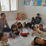 Bhabinkamtibmas Polsek Telukjambe Timur Sambangi Warga Kampung Pancasila