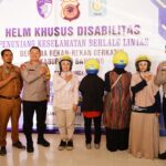 Satlantas Polresta Bandung Bagikan Helm Inklusif untuk Pengendara Disabilitas dalam Operasi Zebra Lodaya