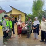 Koramil 03/Seruway Salurkan Bantuan Dari anggota DPRK Aceh Tamiang Kepada Desa Yang Terdampak Banjir Di Wilayah Kecamatan Seruway