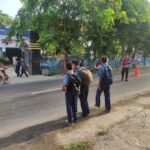 Bhabinkamtibmas Polsek Telagasari Bantu Siswa Menyebrang Saat Gatur