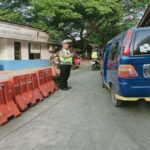 Aiptu Tarjono Gatur Lalin Sore Cegah Kemacetan di Cikampek