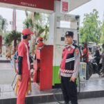 Kunjungi SPBU, Prekat Polsek Banyusari Berikan Rasa Aman