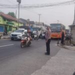 Potret Humanis Unit Lantas Polsek Jatisari, Gatur Lalin di Pertigaan Jalan Raya Cikalong