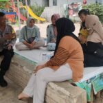 Sasar Ibu-ibu, Bhabinkamtibmas Polsek Klari Gelar Program Cooling System Jelang Pilkada Damai 2024
