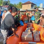 Koramil 03/Seruway Bersama Kemenag Aceh Tamiang Mendistribusikan Makan Siap Saji Kepada Warga Terdampak Banjir