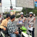 Sat Lantas Polres Karawang Bagikan Stiker di Hari Ketiga Operasi Zebra Lodaya