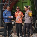 Kapolres Subang Didampingi Kasat Lantas Cek TKP dan Evakuasi Laka Lantas yang Terjadi di Pasir Kareumbi Kecamatan Subang