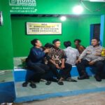 Bhabinkamtibmas dan Warga Desa Sukaharja Ngeronda Bareng di Poskamling