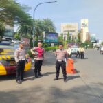 Polisi di Telukjambe Timur Cegah Jaga Kamtibmas di Bundaran Hotel Mercure