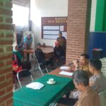 Binmas Desa Melatiwangi Melaksanakan Pendampingan Warganya yang Dapat Bantuan Pangan Beras