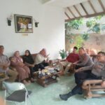 Silaturahmi Kamtibmas ke Kediaman Warga, Bhabinkamtibmas Desa Rancaekek Wetan Sampaikan Imbauan Kamtibmas