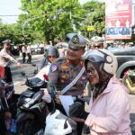 Aksi Humanis Polres Magetan di Operasi Zebra Semeru 2024, Berbagi Coklat Hingga Bunga untuk Pengendara