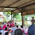 Anggota Polsek Tirtajaya menerima Kunjungan dari Siswa/Siswi Paud Nurul Iman Desa Tambaksumur