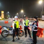 Anggota Sat Samapta Polres Karawang Polda Jabar Tingkatkan keamanan di  Sumarecon karawang pada Malam hari
