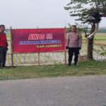 Polsek Telukjambe Timur Pasang Spanduk Imbauan Kamtibmas di Jalan Tegal Luhur
