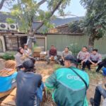 Kapolsek Telukjambe Timur Gelar Jumat Curhat Bersama Warga di Bundaran Perumnas