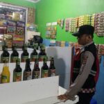 Bripka Hendri Dalam Giatnya Berikan Himbauan Kepada Pejual Jamu di Wilayah Hukum Polsek Tempuran