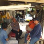 Bhabinkamtibmas Polsek Baleendah Berbincang Santai Dengan Warga Sampaikan Pesan Kamtibmas
