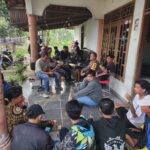 Pendekatan Masyarakat, Bhabinkamtibmas Polsek Cibuaya  laksanakan sambang kerumah warga