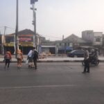 Unit Lantas Polsek Rancaekek pengaturan lalulintas serta bantu warga penyebranagan jalan cegah laka lantas serta pastikan kamseltibcar lantas