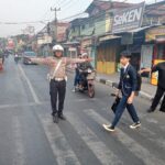 Cegah Kecelakaan, Personil Lantas Polsek Cileunyi Bantu Penyebrangan Anak Sekolah