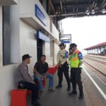 Kunjungi Satpam Statsiun Kereta Api Haurpugur Rancaekek yang tugas jaga, Bripka Iyan Suryana sampaikan pesan kamtibmas