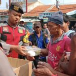 Polresta Cirebon Bagikan Makanan Sehat Gratis Kepada Masyarakat